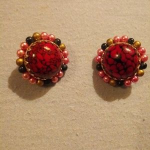 Very pretty vintage earrings. Clip on.